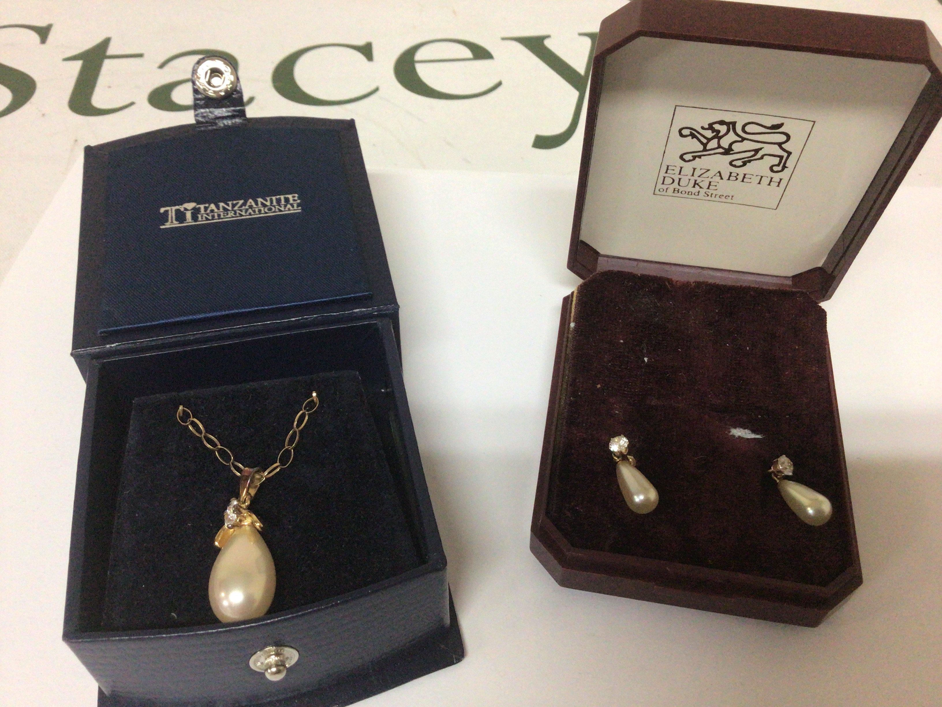 A 9carat gold necklace with a pearl drop pendant and a pair of conforming earrings (2)