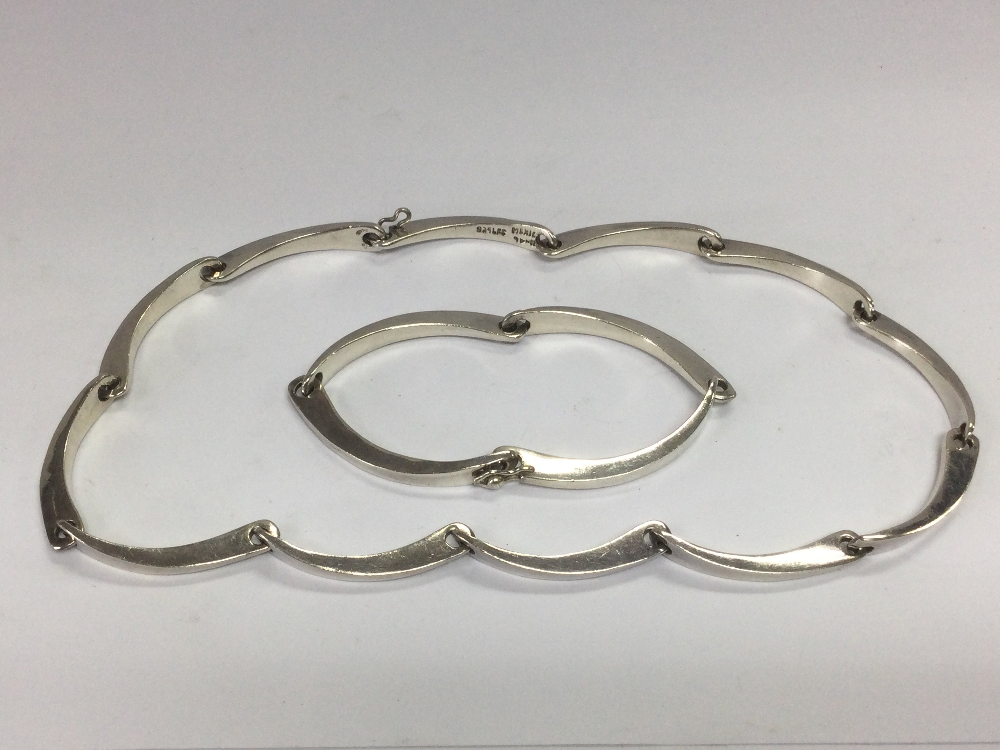 A silver bracelet and matching necklace (2). Shipping category A.