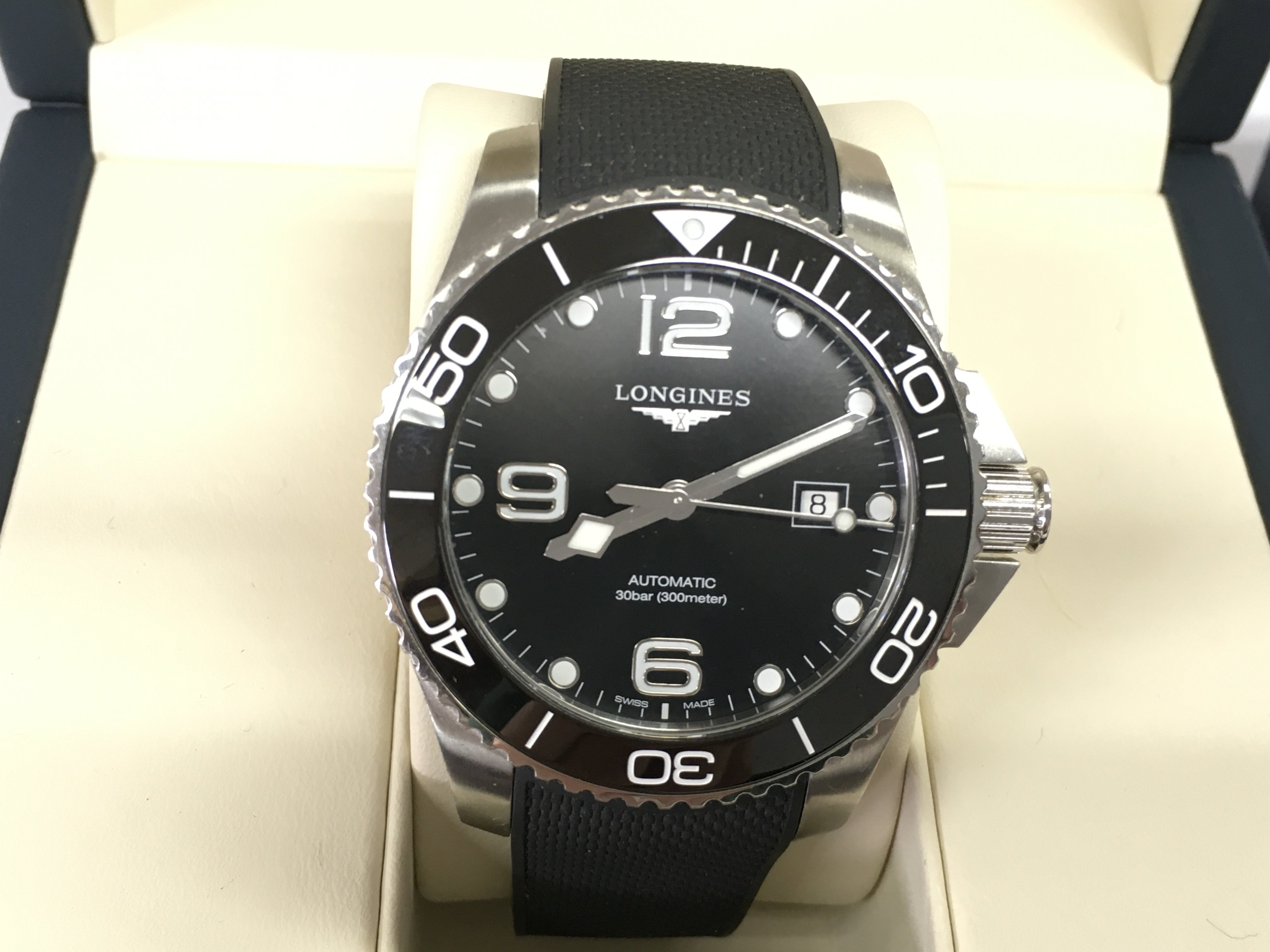 A Longines Hydroconquest gents watch. Black dial and steel case 43mm. In very good condition seen running. Comes with box and card. Postage B