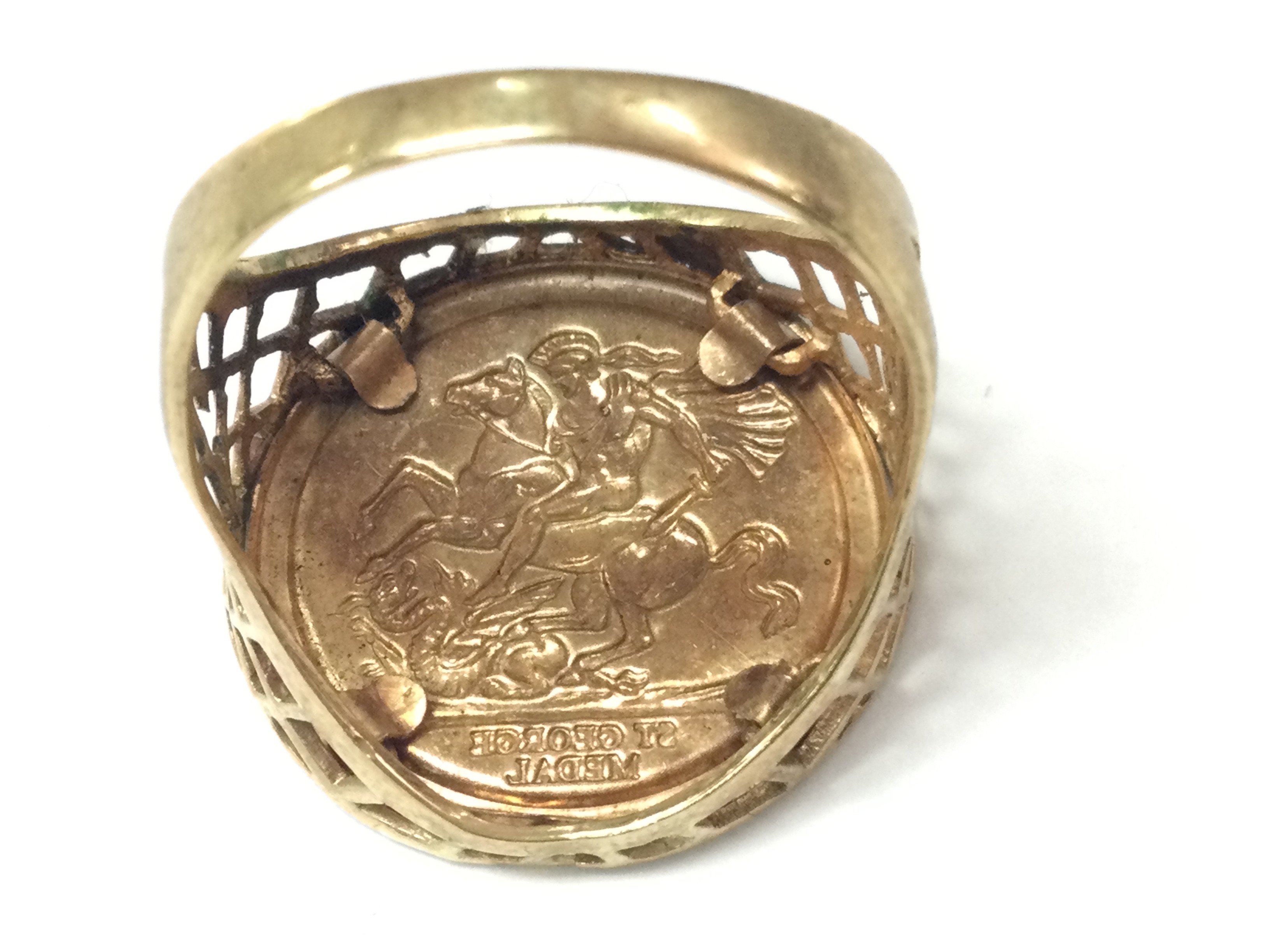 A 9ct gold sovereign style ring. Size T and 3.12g