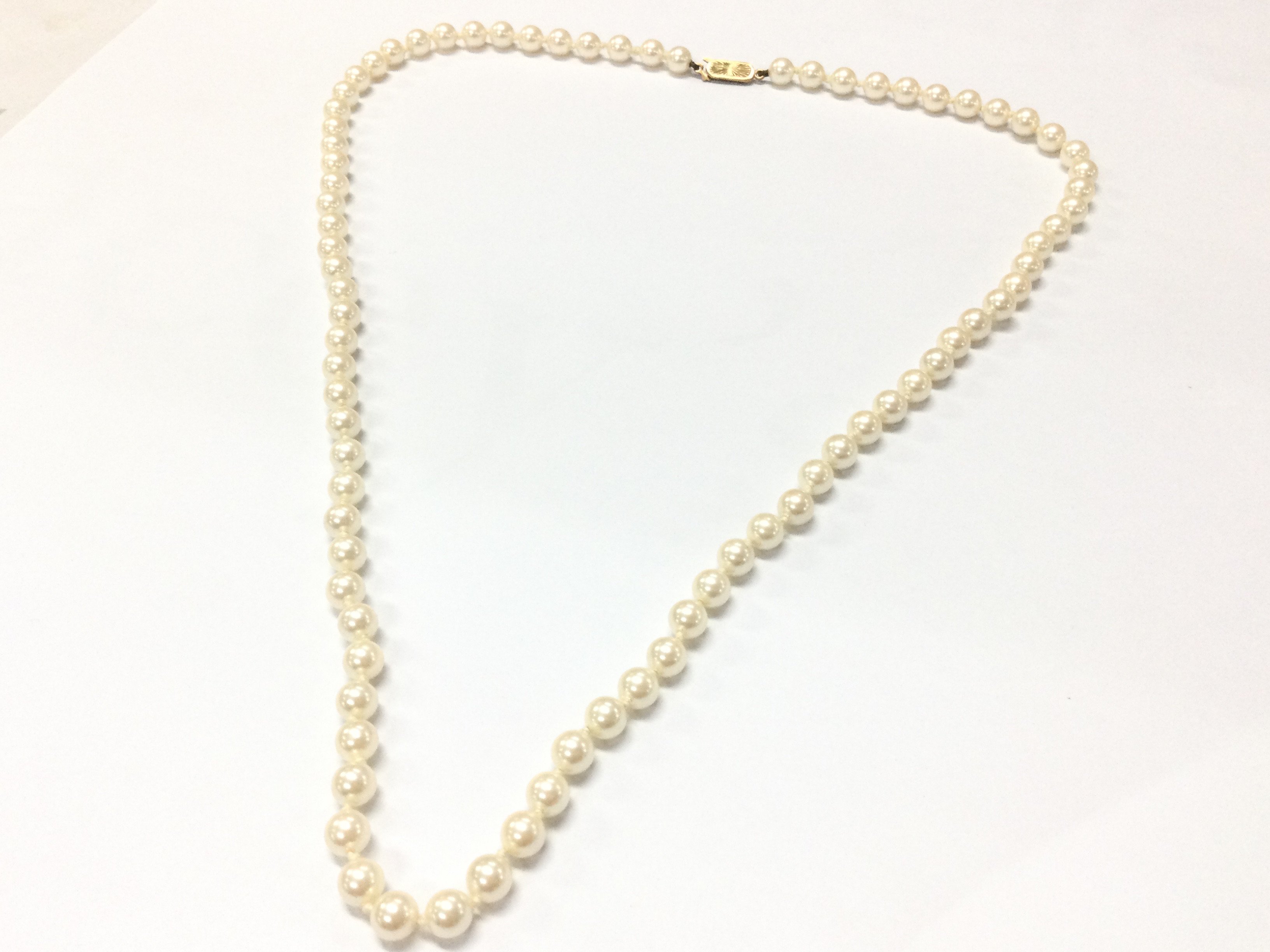 A pearl necklace with a 9ct gold clasp. Postage category A