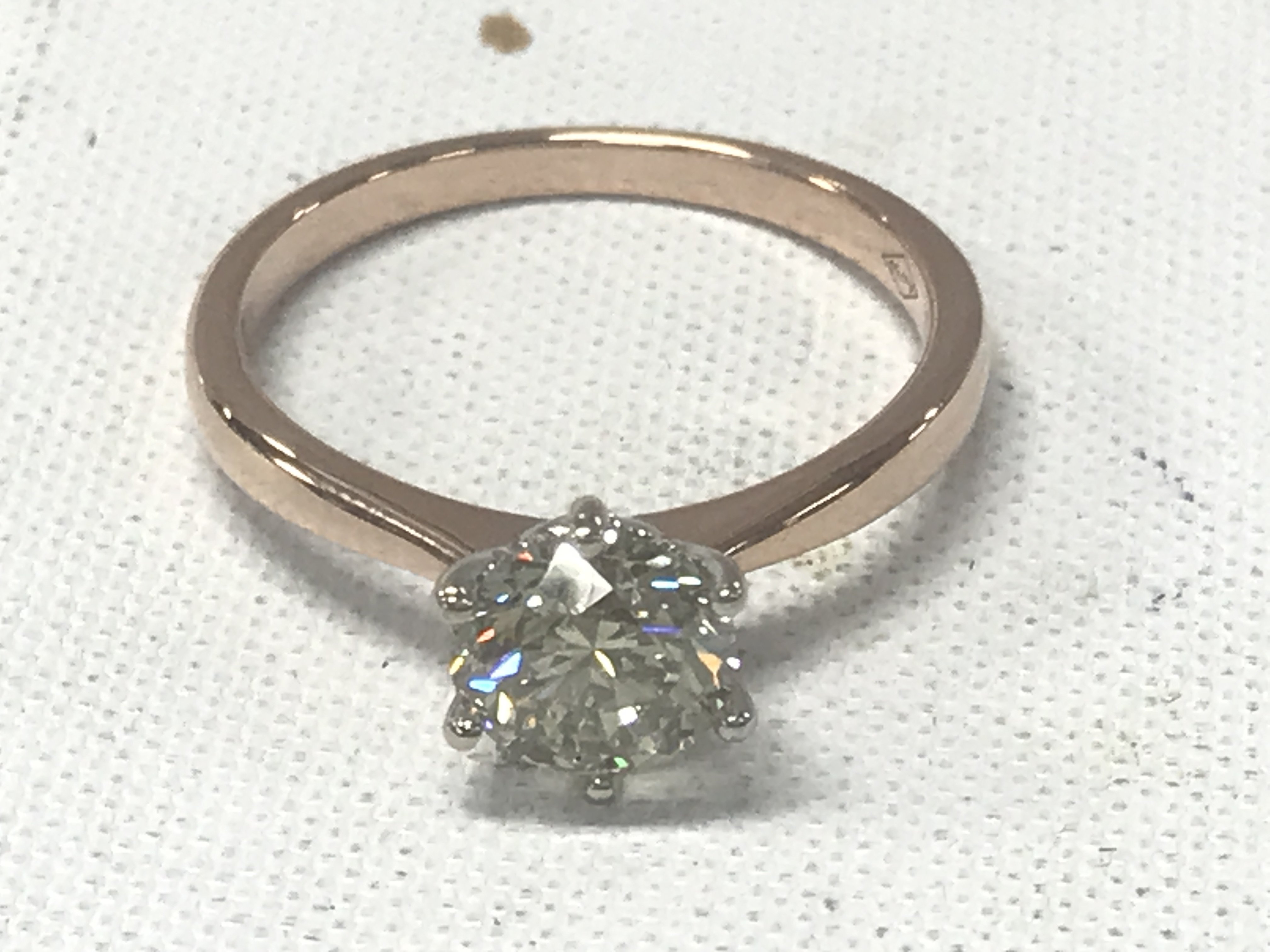 18ct yellow and white gold 6-claw set diamond solitaire ring. Diamond 1.01ct.