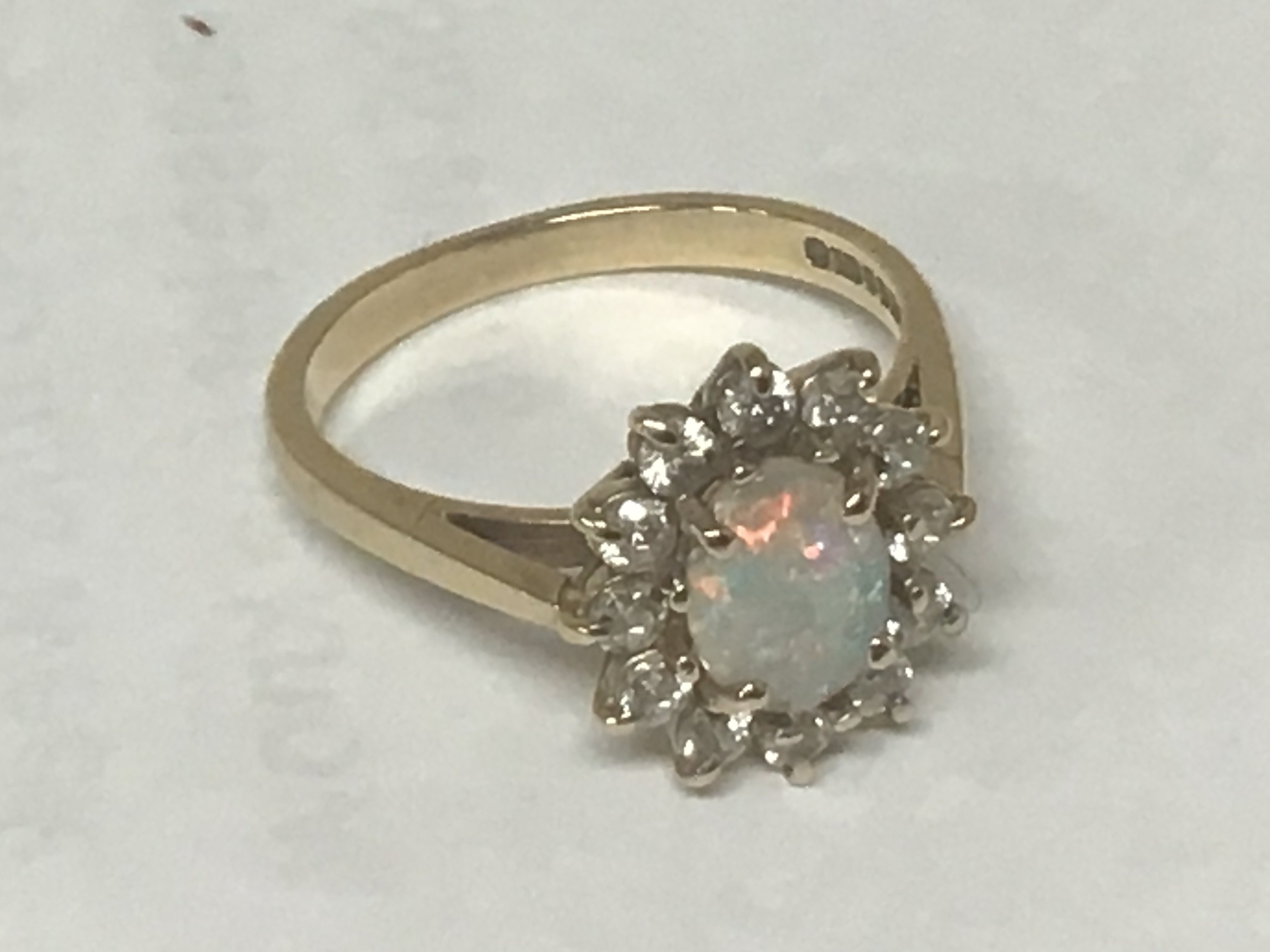 A 9carat gold ring set with an opal. Weight 3G