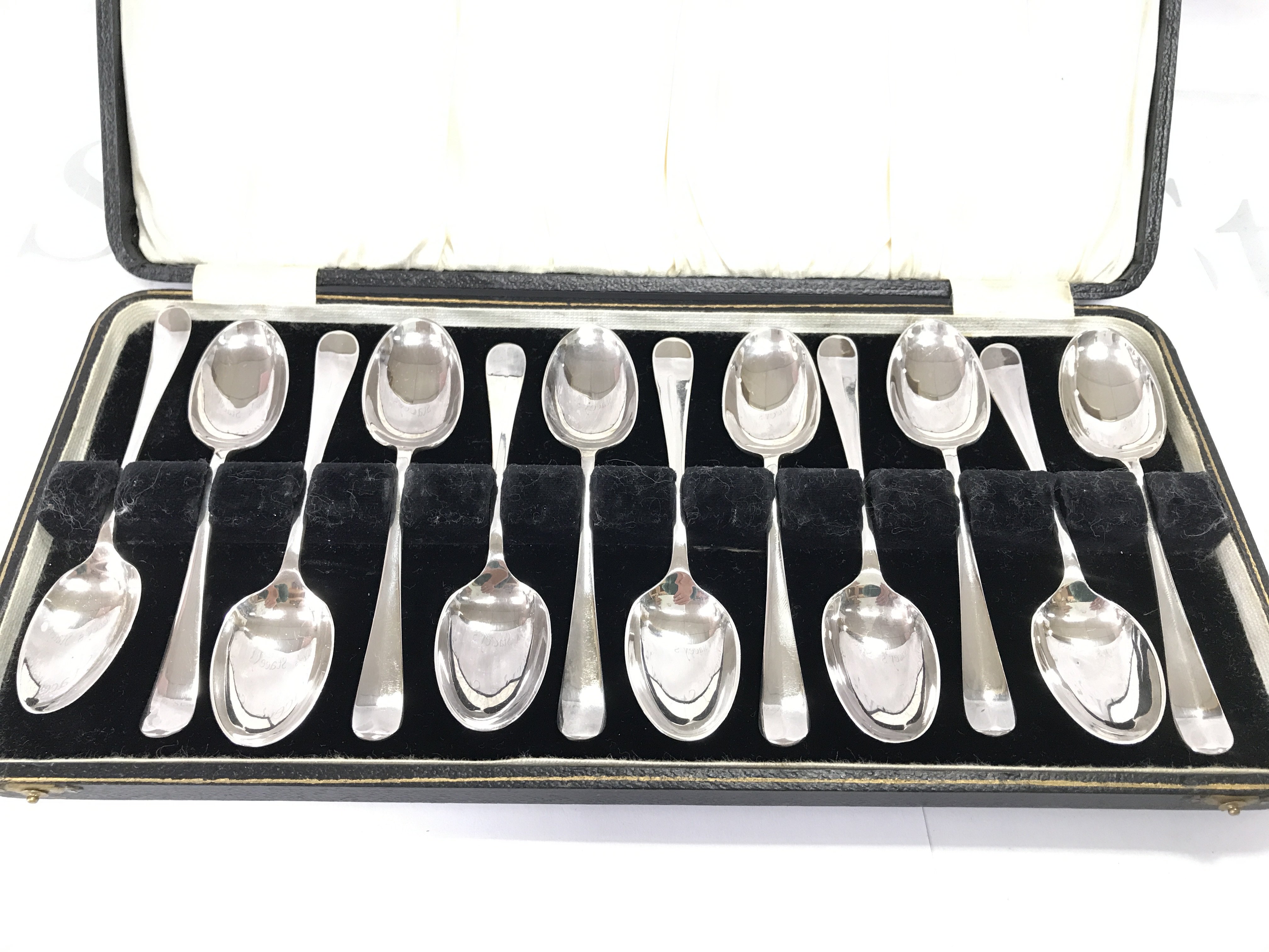 A cased set of 12 silver teaspoons with Sheffield hallmark circa 1931. 240g