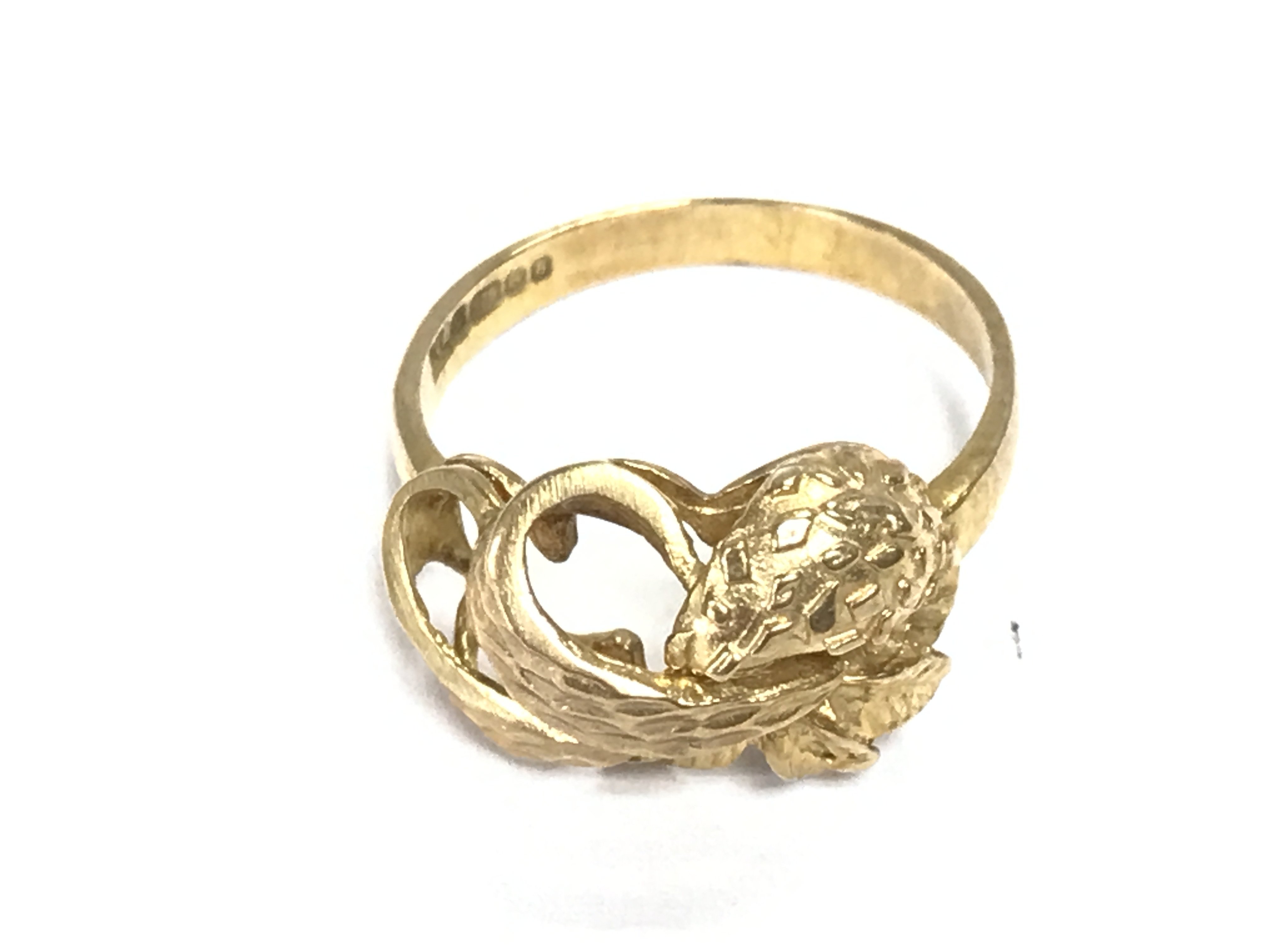 A 9ct gold floral ring. 2.81g size O Postage A