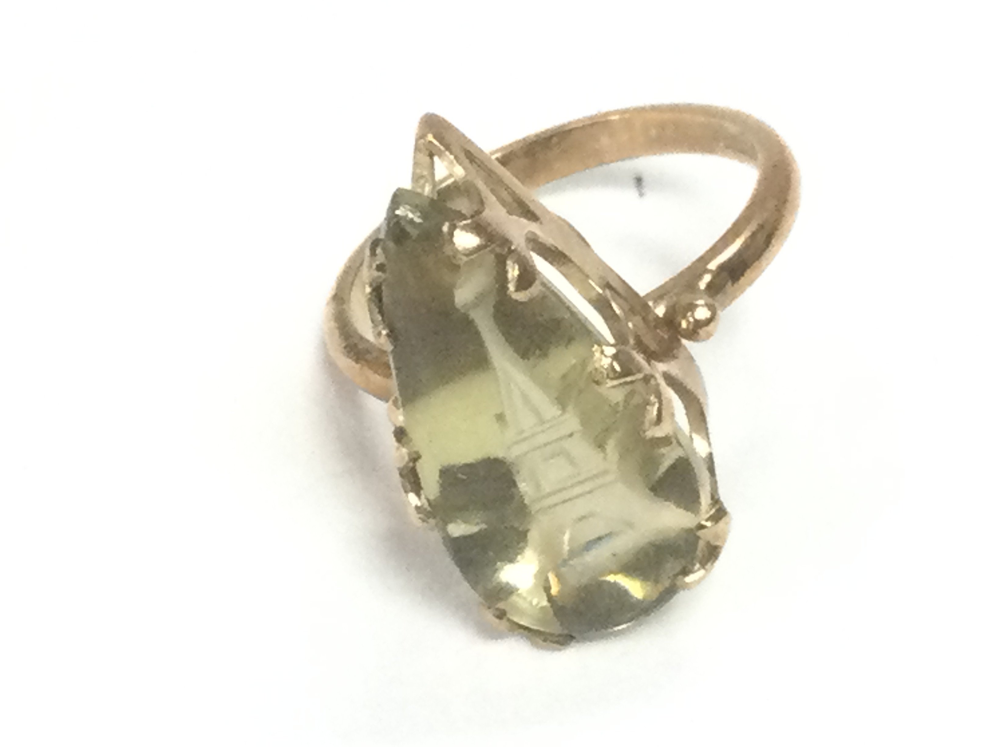 A 9ct gold ring with Eiffel Tower shown in the set stone. 4.47 and N 1/2 Postage B