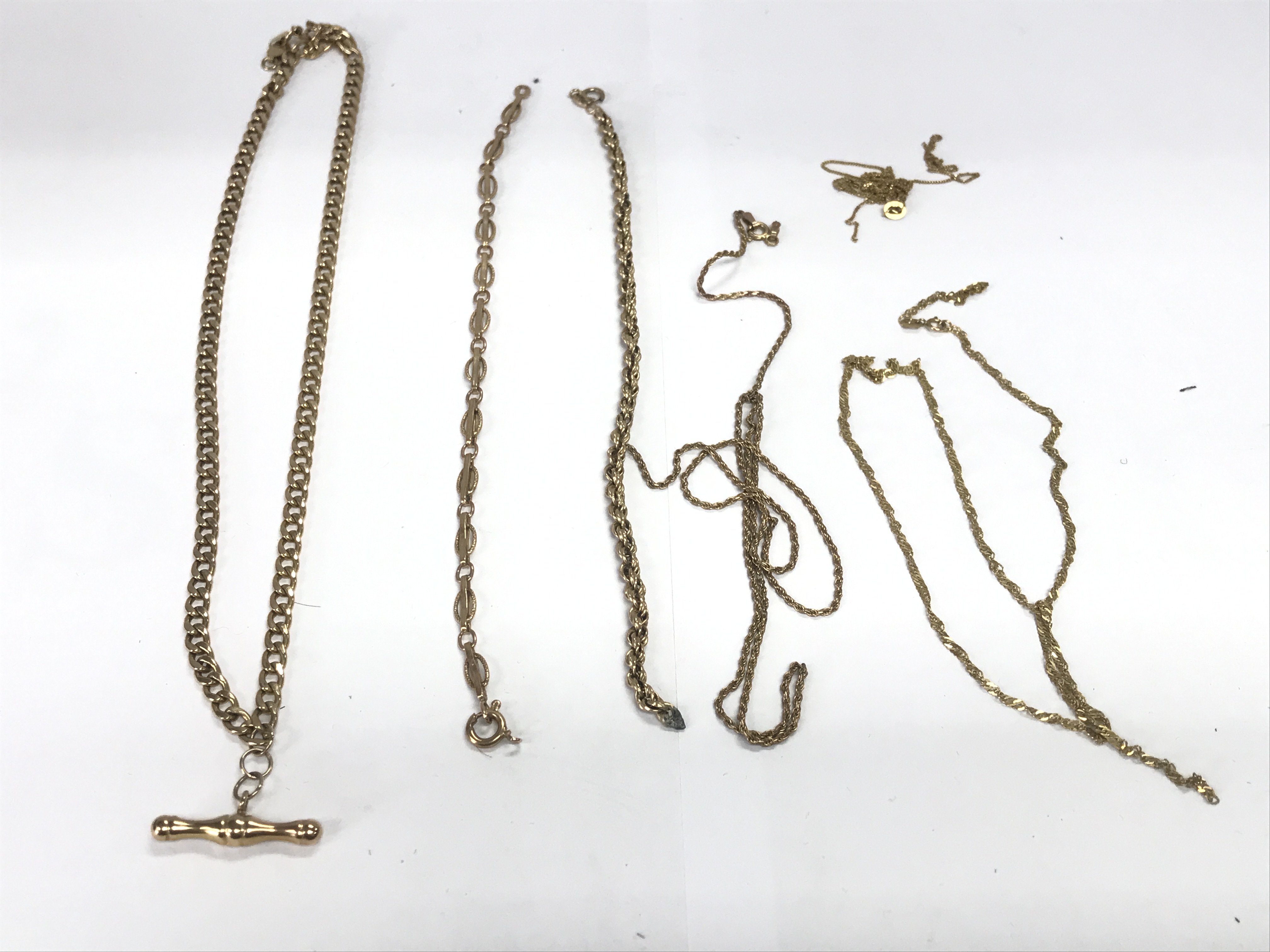 A collection of assorted 9ct gold necklaces and chains which are damaged. 19.54g Postage A