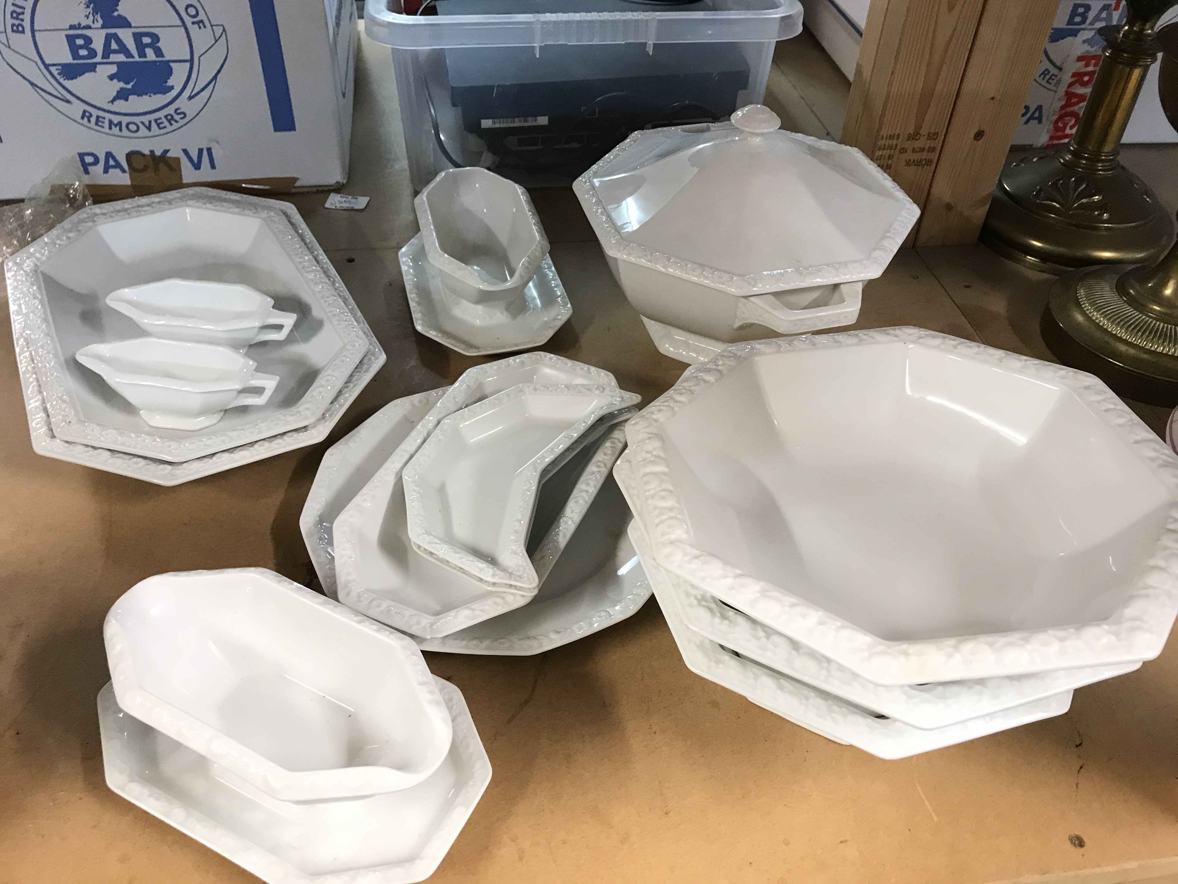 White Rosenthal part service, Maria. Including dishes, gravy boats etc. this lot cannot be posted