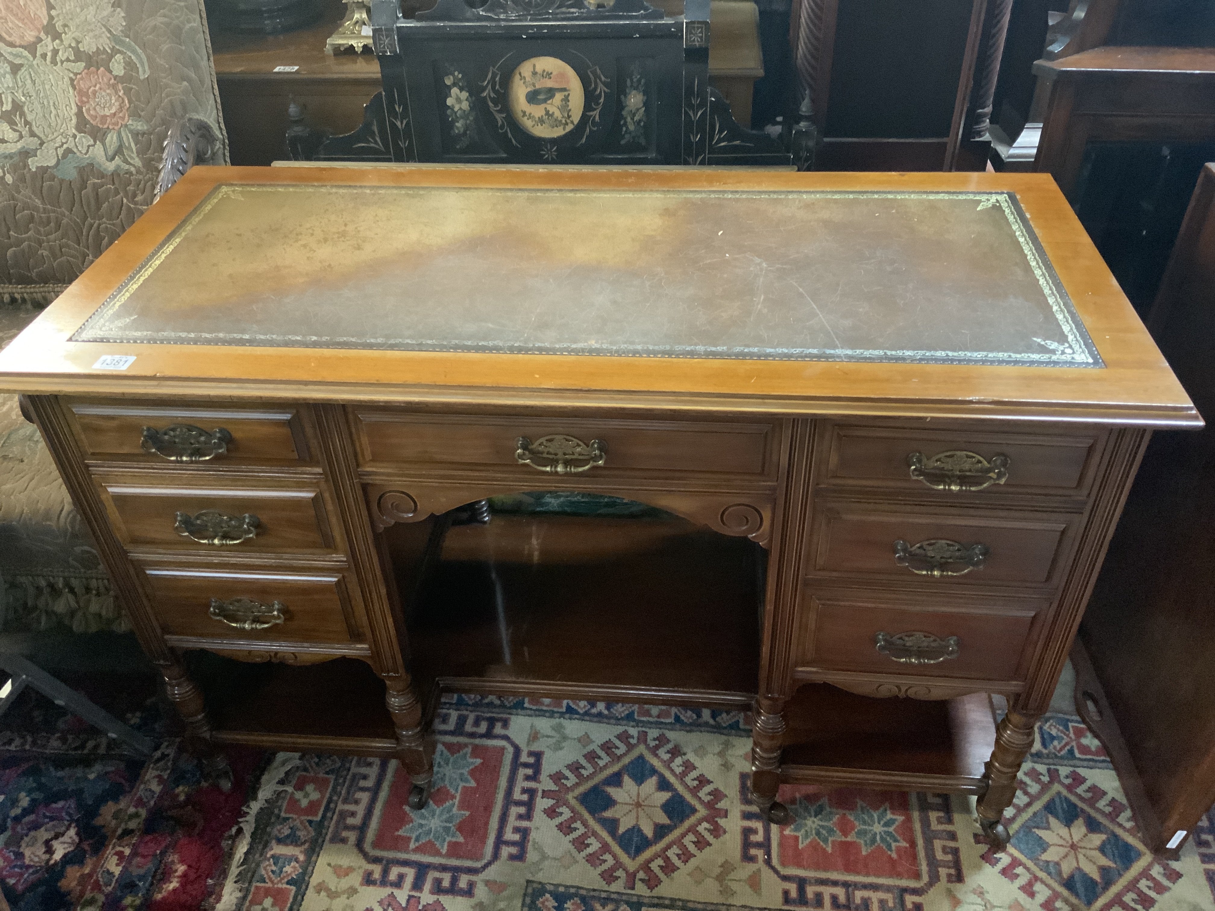 An Edwardian leather topped desk. 122cm x 56cm x 66cm