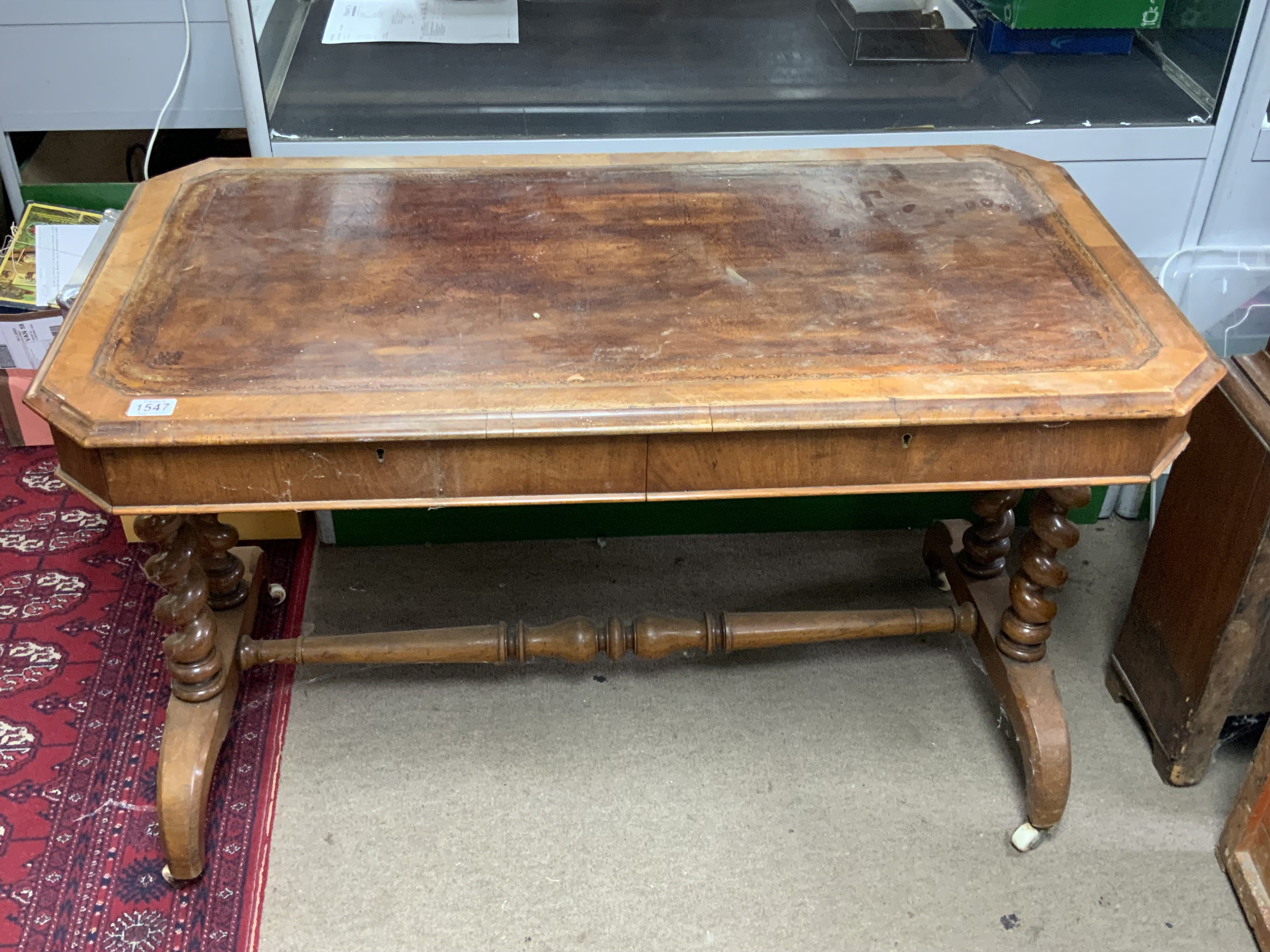 A Victorian walnut veneered and leather topped desk 114cm x 63cm x 72cm ( No Reserve).