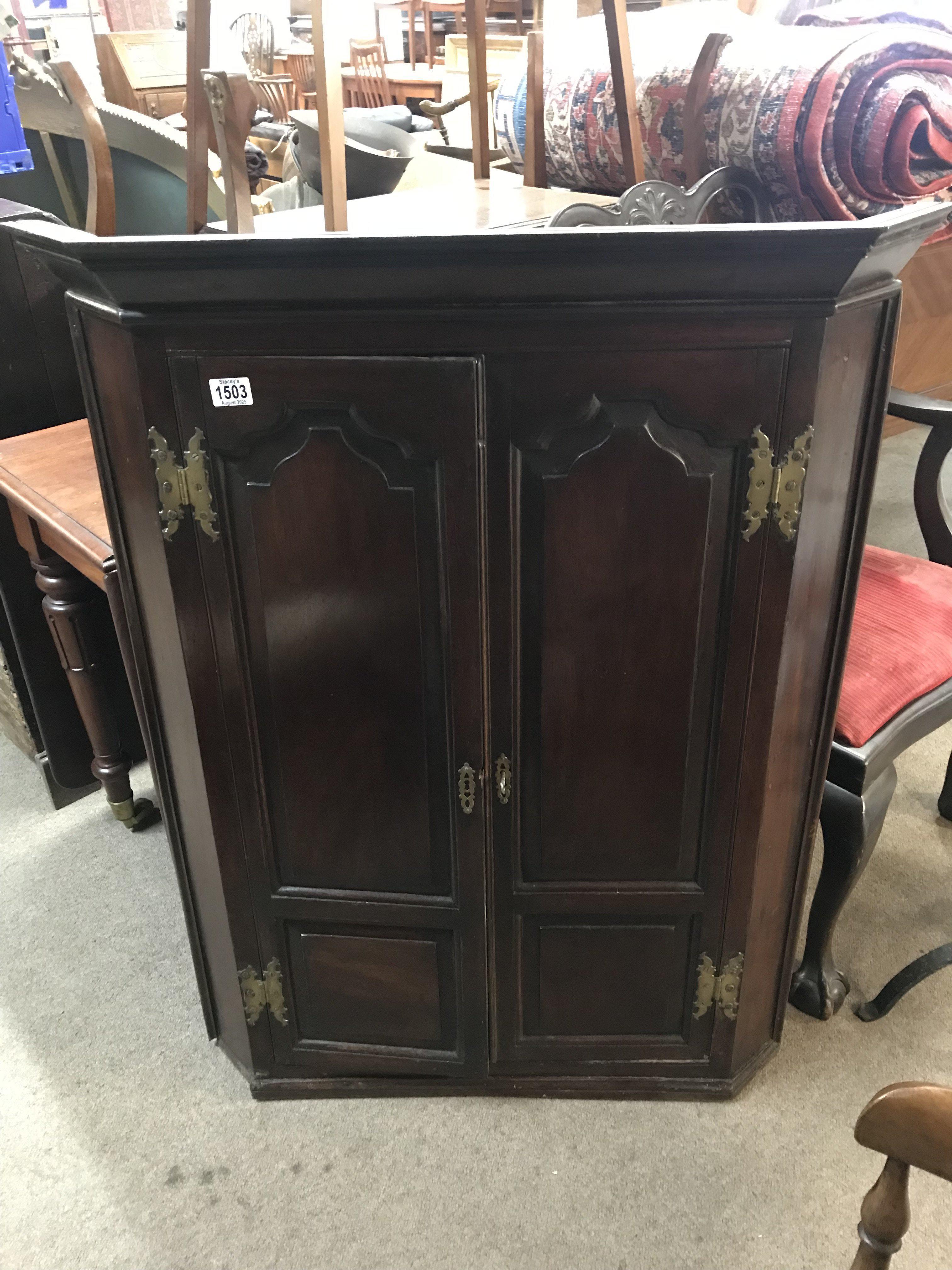 A large Georgian oak corner cabinet. 109cm x 86cm ( No Reserve).
