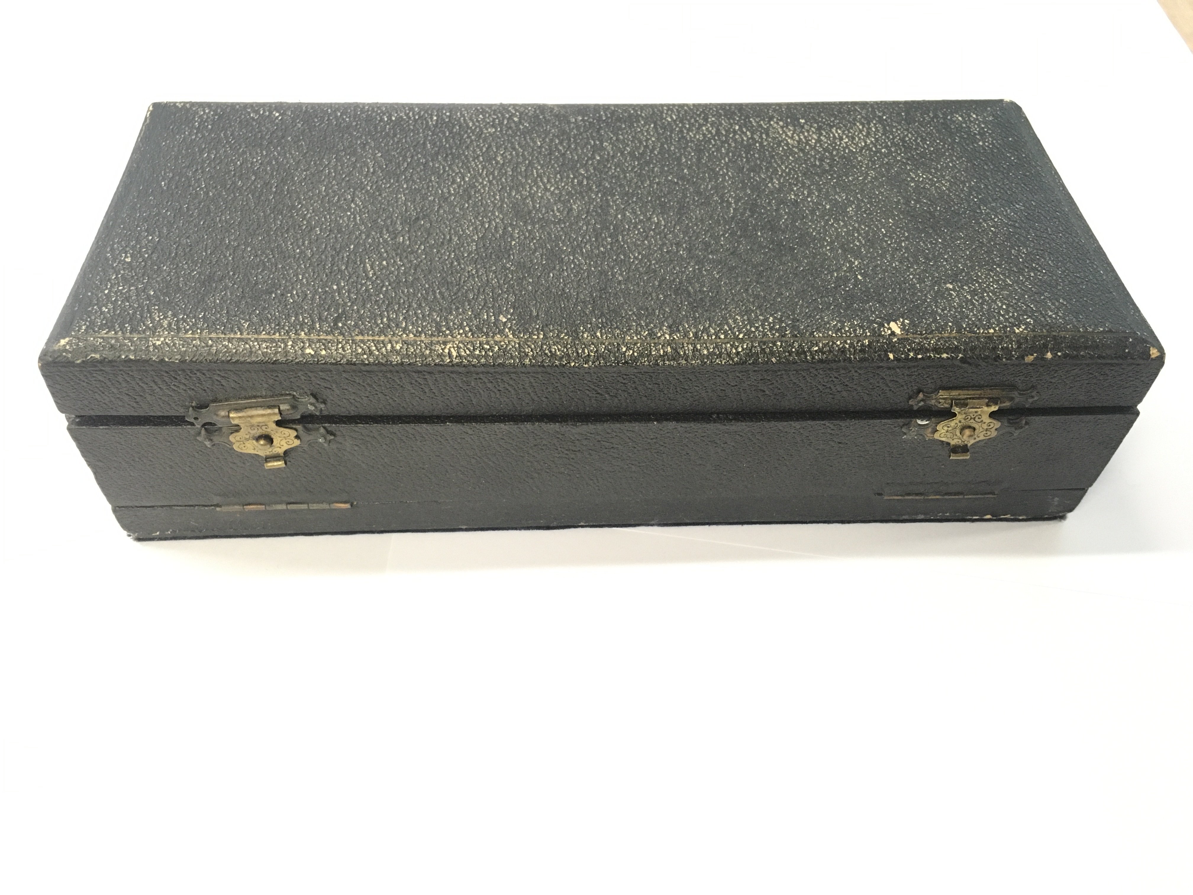 Leather boxed antique brass cribbage board and domino set.- NO RESERVE