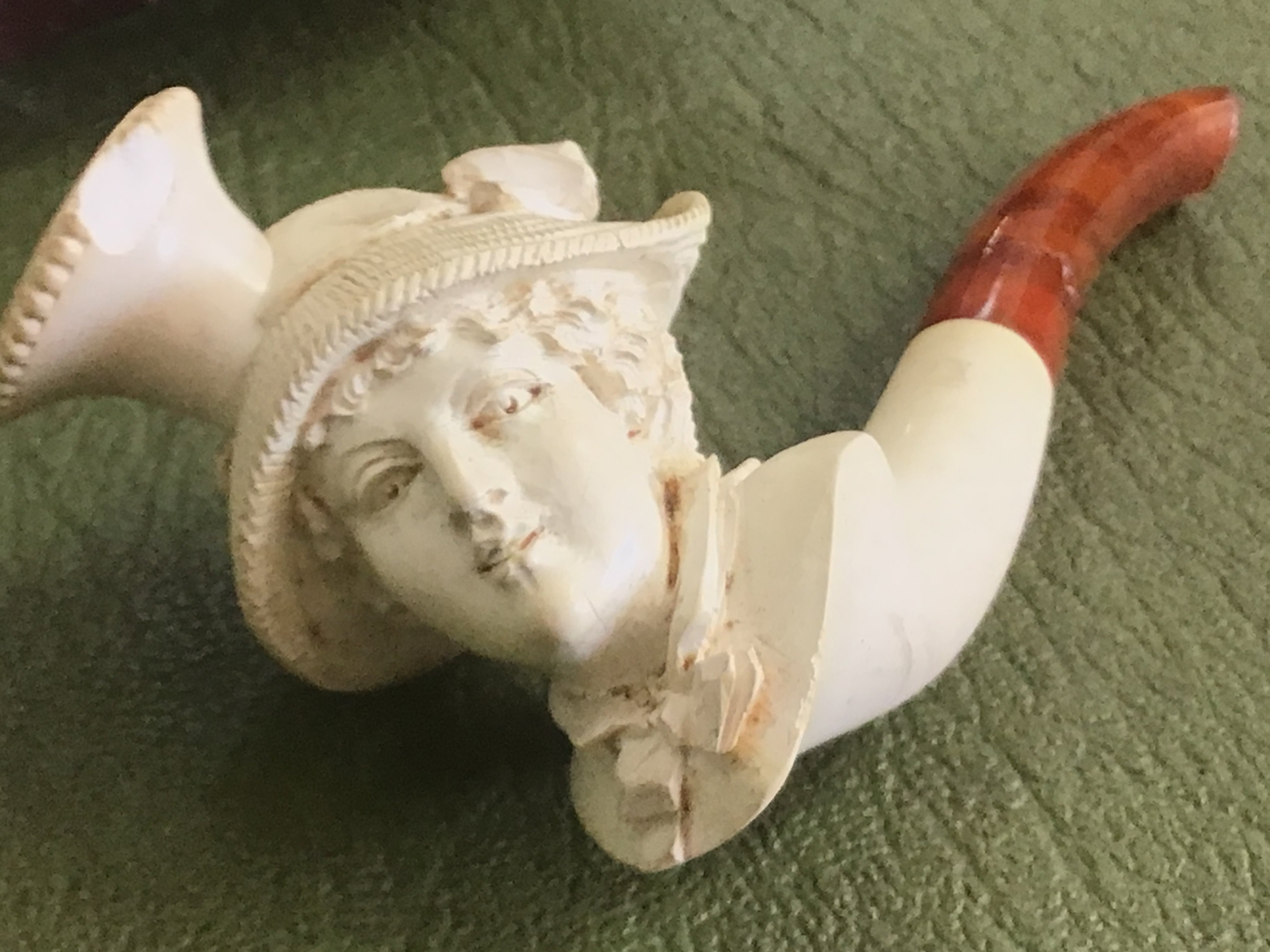 A cased Meerschaum pipe. (Damaged). Postage category B- NO RESERVE
